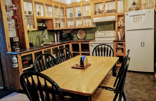 Messines Chalet De Ski | Comfy Cottage w/Sauna and Hot Tub Nestled in Nature in Beautiful Messines, QC