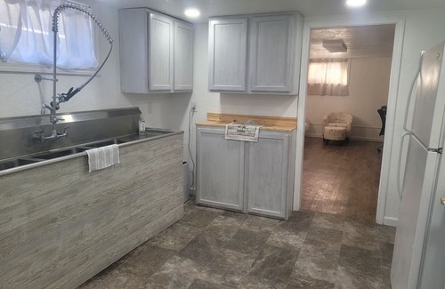 Torrington Maison | 2 apartments for price of 1. Entire house with lots of rooms. Pets welcome!