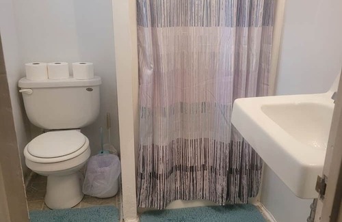Torrington Maison | 2 apartments for price of 1. Entire house with lots of rooms. Pets welcome!