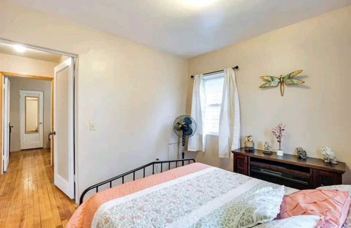 Torrington Maison | 2 apartments for price of 1. Entire house with lots of rooms. Pets welcome!