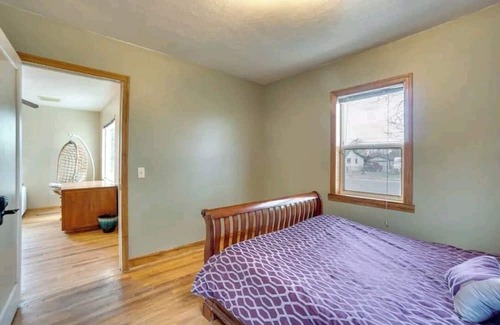 Torrington Maison | 2 apartments for price of 1. Entire house with lots of rooms. Pets welcome!