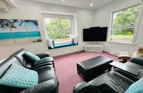 Waitao Maison | Spacious bungalow set in an avocado orchard.