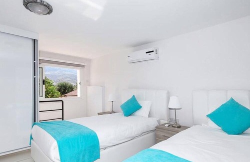 Zeytinlik Appartement | Flat w Pool and Balcony 4 min to Beach in Kyrenia