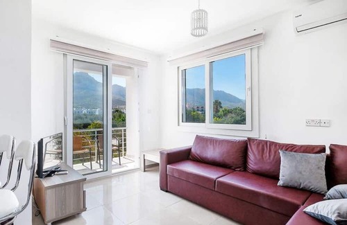 Zeytinlik Appartement | Flat w Pool and Balcony 4 min to Beach in Kyrenia