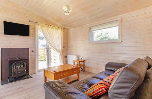 Scunthorpe Cabine | A cosy one bedroom lodge with a master bedroom served by a bathroom with a separate shower open plan