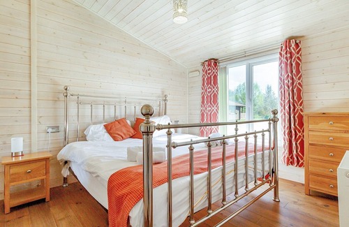 Scunthorpe Cabine | A cosy one bedroom lodge with a master bedroom served by a bathroom with a separate shower open plan