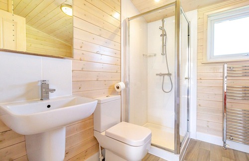 Scunthorpe Cabine | A cosy one bedroom lodge with a master bedroom served by a bathroom with a separate shower open plan