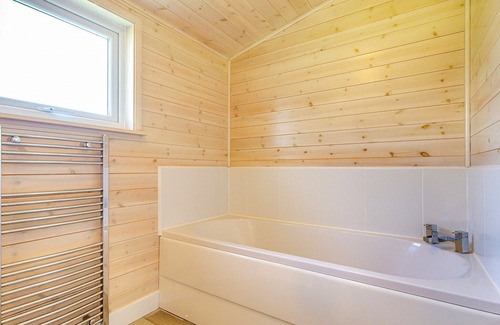 Scunthorpe Cabine | A cosy one bedroom lodge with a master bedroom served by a bathroom with a separate shower open plan