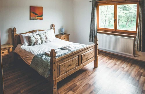 Scunthorpe Cabine | A stunning four bedroom lodge with a master bedroom double served by an en-suite shower room, a furt