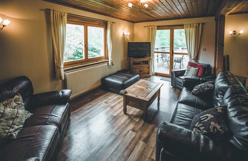 Scunthorpe Cabine | A stunning four bedroom lodge with a master bedroom double served by an en-suite shower room, a furt