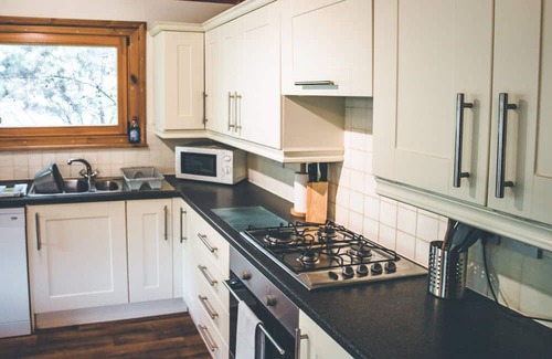 Scunthorpe Cabine | A stunning four bedroom lodge with a master bedroom double served by an en-suite shower room, a furt