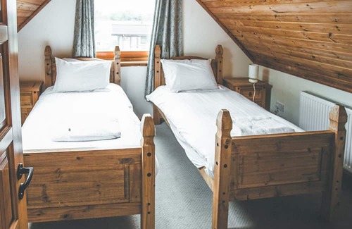 Scunthorpe Cabine | A stunning four bedroom lodge with a master bedroom double served by an en-suite shower room, a furt