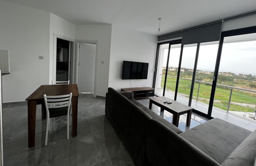 Edremit Appartement | Flat w Shared Pool 2 min to Beach in Edremit