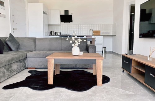 Edremit Appartement | Flat w Shared Pool 2 min to Beach in Edremit