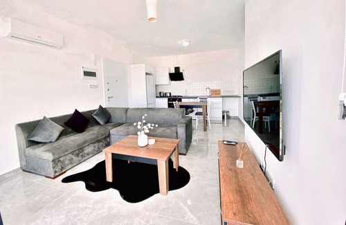 Edremit Appartement | Flat w Shared Pool 2 min to Beach in Edremit