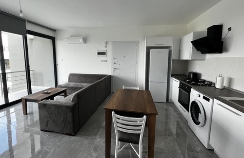 Edremit Appartement | Flat w Shared Pool 2 min to Beach in Edremit