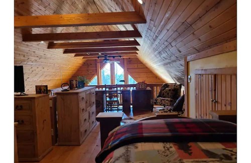 Prairie Du Chien Maison | Log cabin get- away with Hot Tub!