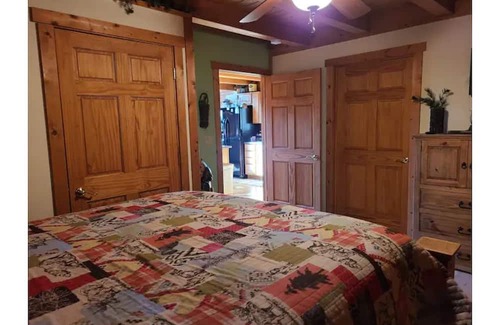 Prairie Du Chien Maison | Log cabin get- away with Hot Tub!