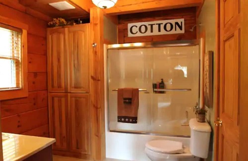 Prairie Du Chien Maison | Log cabin get- away with Hot Tub!