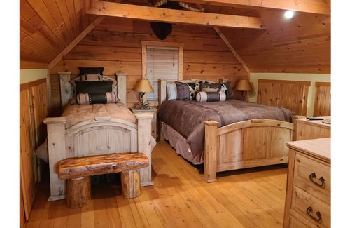 Prairie Du Chien Maison | Log cabin get- away with Hot Tub!