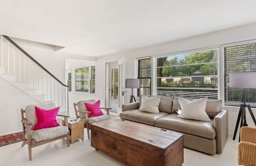 Shorewood-Tower Hills-Harbert Maison | Renovated cottage close to beaches, upscale restau