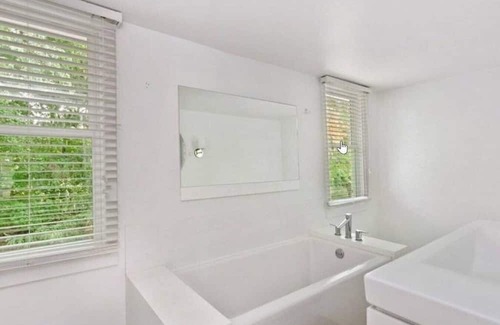 Shorewood-Tower Hills-Harbert Maison | Renovated cottage close to beaches, upscale restau