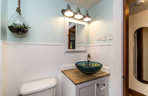 Kittery Maison | Bright, Open Maine Seacoast Cape Cottage - Close to Everything!