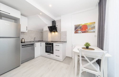 Eski Lara Appartement | Central Flat with Terrace and View in Muratpasa