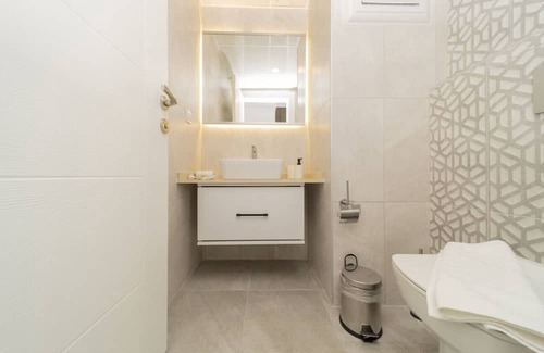 Eski Lara Appartement | Central Flat with Terrace and View in Muratpasa