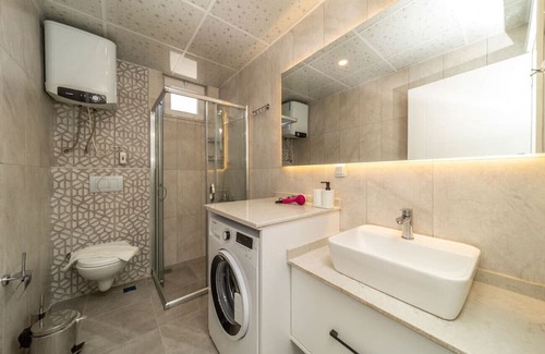Eski Lara Appartement | Central Flat with Balcony in Muratpasa