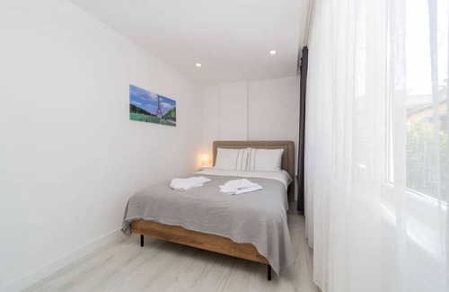 Eski Lara Appartement | Central Flat with Balcony in Muratpasa