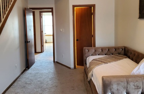Central Newport News Copropriété | Modern, Spacious Condo with Loft, Minutes from the Beach!
