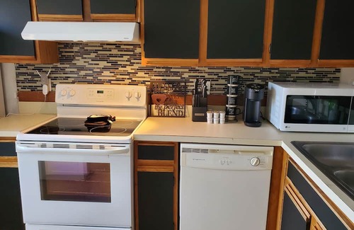 Central Newport News Copropriété | Modern, Spacious Condo with Loft, Minutes from the Beach!