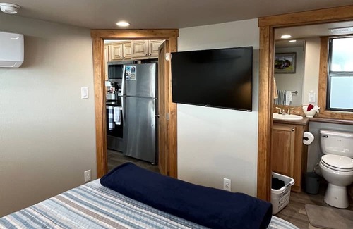 Kerens Cabine | Lakefront tiny home with master, loft and pullout couch