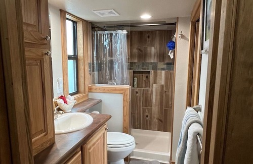 Kerens Cabine | Lakefront tiny home with master, loft and pullout couch