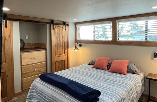 Kerens Cabine | Lakefront tiny home with master, loft and pullout couch