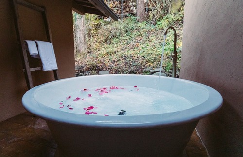 Shiojiri Maison | White Room A space where you can enjoy the harmo / Shiojiri Nagano