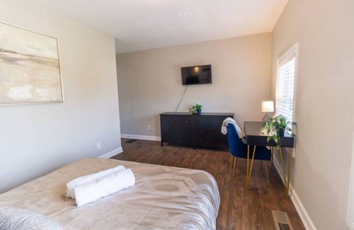 Livingston Park Maison | The Nurse's Nest -w/Garage