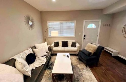 Livingston Park Maison | The Nurse's Nest -w/Garage