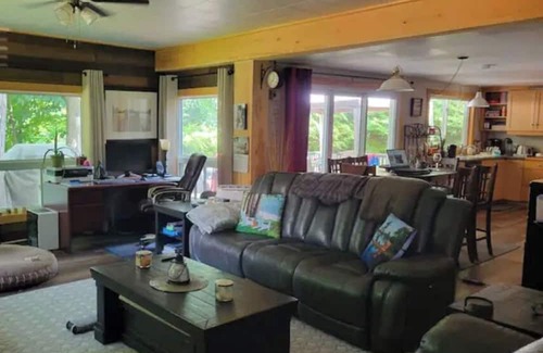 Kirkfield Cabine | Rustic Waterfront Cottage