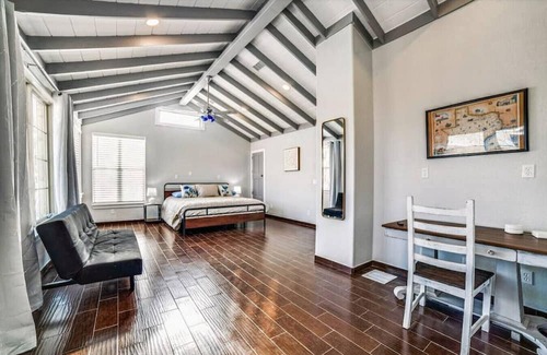 Johnson City Maison | Wine country Compound! Sleeps 15 with Pool & Club House