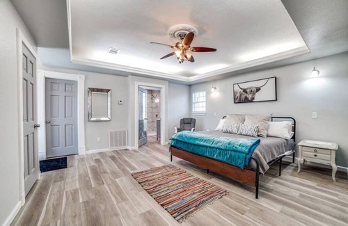 Johnson City Maison | Wine country Compound! Sleeps 15 with Pool & Club House