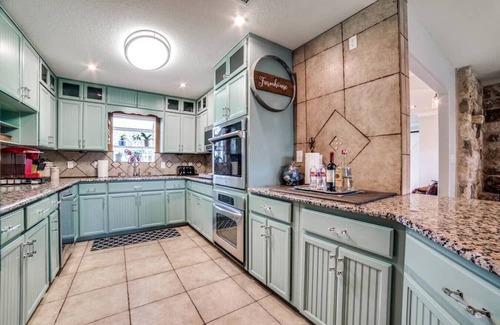Johnson City Maison | Wine country Compound! Sleeps 15 with Pool & Club House