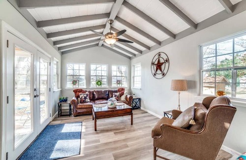 Johnson City Maison | Wine country Compound! Sleeps 15 with Pool & Club House