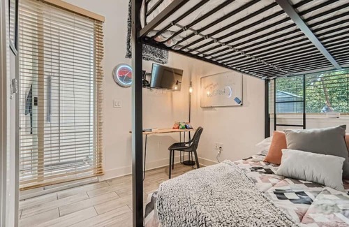 Barton Hills Maison | Pet Friendly Retreat with Lap Pool/Spa in the '04!