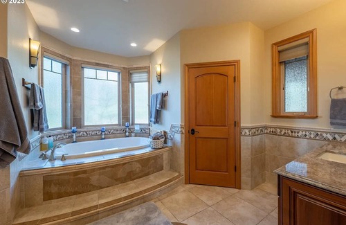 Roseburg Maison | Opulent estate in close proximity to renowned wineries and golf.