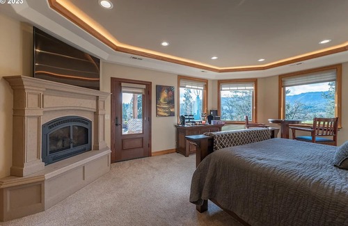 Roseburg Maison | Opulent estate in close proximity to renowned wineries and golf.