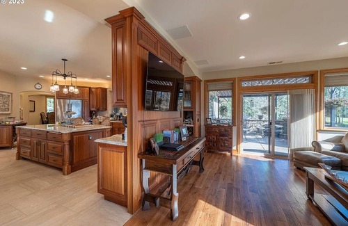 Roseburg Maison | Opulent estate in close proximity to renowned wineries and golf.