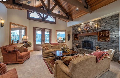 Roseburg Maison | Opulent estate in close proximity to renowned wineries and golf.