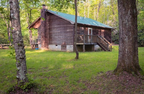 Mountain Rest Maison | “The Happy Place” River front cabin with dock